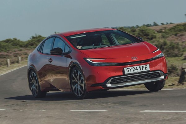 Със свеж, модерен дизайн, новият Prius също е значително различен под капака. Вече се предлага като plug-in хибрид с 13,6kWh батерия, която може да измине около 90 км електрически пробег. 

Prius използва 2,0-литров двигател със 150 к.с., съчетан с електромотор със 161 к.с. Общата мощност възлиза на 220 к.с. - голям скок спрямо предишния Prius, който произвеждаше само 121 к.с. Това е достатъчно за ускорение от 0-100 километра  час за 6.8 сек.

Toyota е един от пионерите на хибридната технология точно с Prius. След толкова време моделът все още разполага с една от най-добрите налични системи днес, но се кара по-динамично, има добри нива на комфорт.

